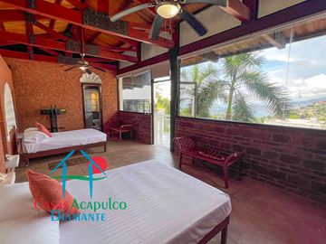 Casa con terraza con vista al mar, jardín, alberca y jacuzzi