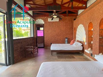 Casa con terraza con vista al mar, jardín, alberca y jacuzzi