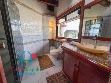 Casa con terraza con vista al mar, jardín, alberca y jacuzzi