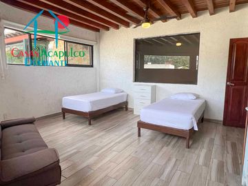 Casa con terraza con vista al mar, jardín, alberca y jacuzzi