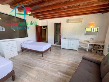 Casa con terraza con vista al mar, jardín, alberca y jacuzzi