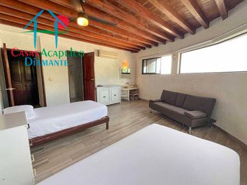 Casa con terraza con vista al mar, jardín, alberca y jacuzzi