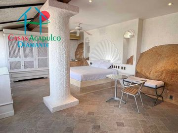 Casa con terraza con vista al mar, jardín, alberca y jacuzzi