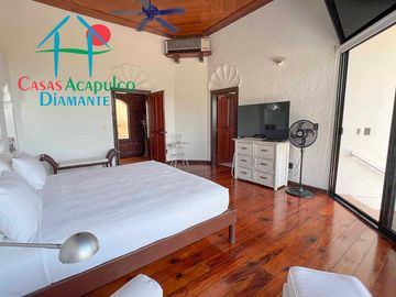 Casa con terraza con vista al mar, jardín, alberca y jacuzzi