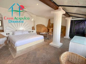 Casa con terraza con vista al mar, jardín, alberca y jacuzzi