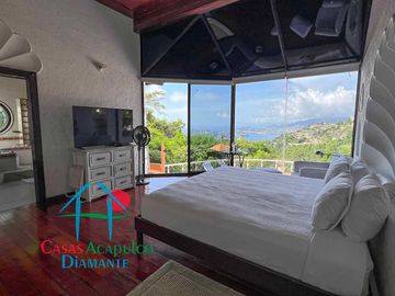 Casa con terraza con vista al mar, jardín, alberca y jacuzzi