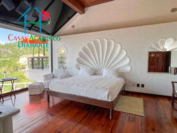 Casa con terraza con vista al mar, jardín, alberca y jacuzzi