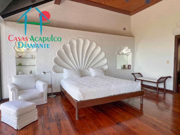 Casa con terraza con vista al mar, jardín, alberca y jacuzzi