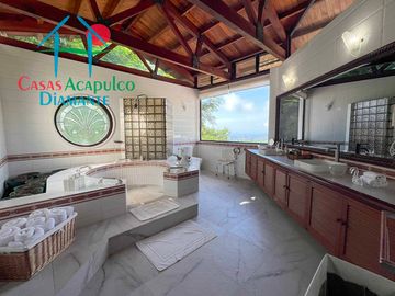Casa con terraza con vista al mar, jardín, alberca y jacuzzi