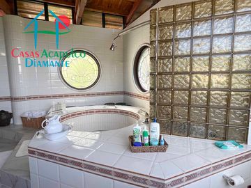 Casa con terraza con vista al mar, jardín, alberca y jacuzzi