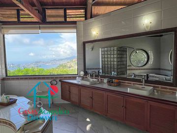 Casa con terraza con vista al mar, jardín, alberca y jacuzzi