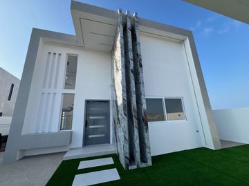 Casa de venta frente al mar en Playa Alta - Manta