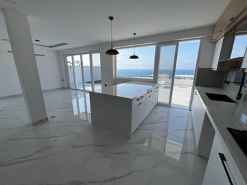Casa de venta frente al mar en Playa Alta - Manta