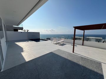 Casa de venta frente al mar en Playa Alta - Manta