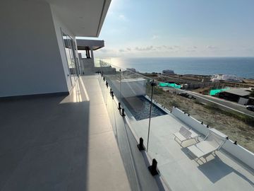 Casa de venta frente al mar en Playa Alta - Manta