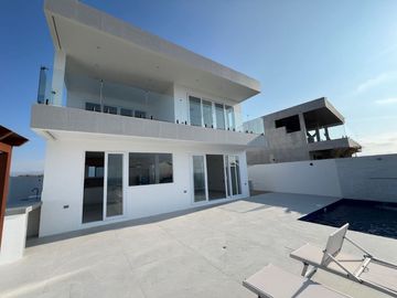 Casa de venta frente al mar en Playa Alta - Manta