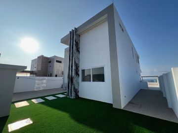 Casa de venta frente al mar en Playa Alta - Manta