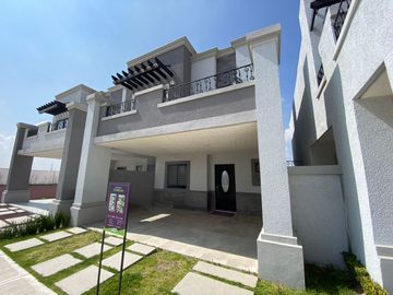 En venta casa de tres recamaras con cisterna al sur de Pachuca.