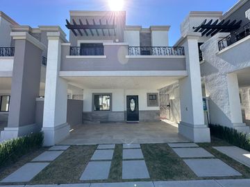 RECAMARA PRINCIPAL CON VESTIDOR Y BAÑO PROPIO.