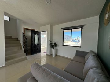 RECAMARA PRINCIPAL CON VESTIDOR Y BAÑO PROPIO.