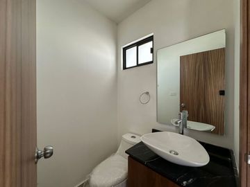 RECAMARA PRINCIPAL CON VESTIDOR Y BAÑO PROPIO.