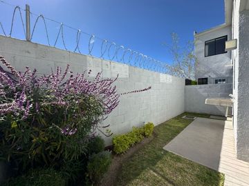 RECAMARA PRINCIPAL CON VESTIDOR Y BAÑO PROPIO.