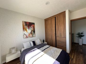 RECAMARA PRINCIPAL CON VESTIDOR Y BAÑO PROPIO.