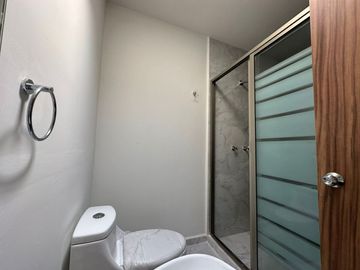RECAMARA PRINCIPAL CON VESTIDOR Y BAÑO PROPIO.