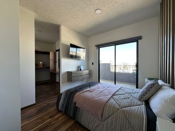 RECAMARA PRINCIPAL CON VESTIDOR Y BAÑO PROPIO.
