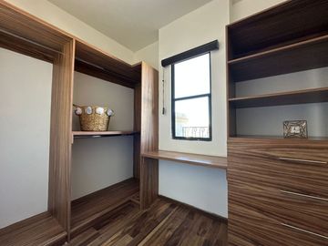 RECAMARA PRINCIPAL CON VESTIDOR Y BAÑO PROPIO.