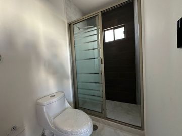 RECAMARA PRINCIPAL CON VESTIDOR Y BAÑO PROPIO.