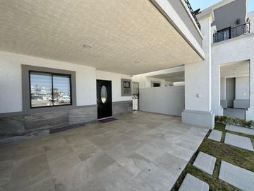 RECAMARA PRINCIPAL CON VESTIDOR Y BAÑO PROPIO.