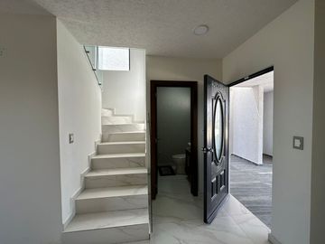 ESPECTACULAR CASA DE TRES RECAMARAS DENTRO DE PRIVADA A 60 MINS DE LA CDMX.