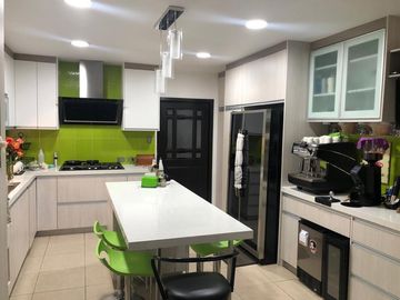 VENTA - HERMOSA CASA EN TERRANOSTRA - MASTER BAÑO W.CLOSET A/C,  2 DORMITORIOS CON BAÑO COMPARTIDO A/C - PISCINA