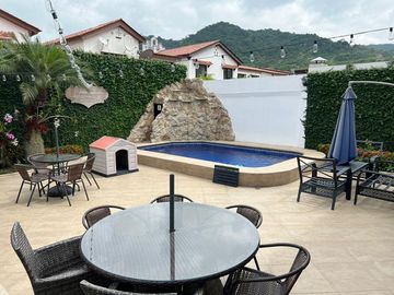 VENTA - HERMOSA CASA EN TERRANOSTRA - MASTER BAÑO W.CLOSET A/C,  2 DORMITORIOS CON BAÑO COMPARTIDO A/C - PISCINA