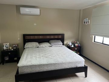 VENTA - HERMOSA CASA EN TERRANOSTRA - MASTER BAÑO W.CLOSET A/C,  2 DORMITORIOS CON BAÑO COMPARTIDO A/C - PISCINA