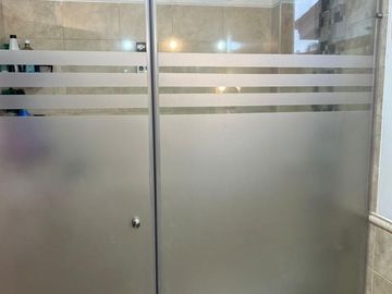 VENTA - HERMOSA CASA EN TERRANOSTRA - MASTER BAÑO W.CLOSET A/C,  2 DORMITORIOS CON BAÑO COMPARTIDO A/C - PISCINA