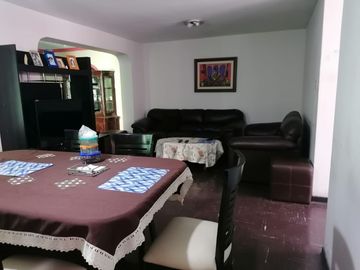 Urb. Los Jardines 160m2 casa en venta.