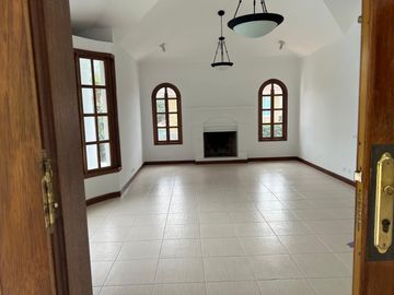 Casa en venta Cumbaya 4 habitaciones 2000m2 de terreno