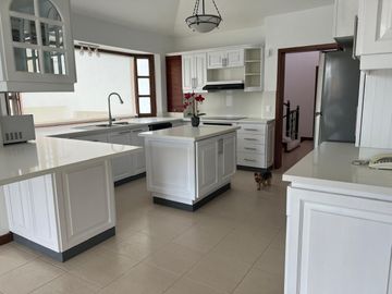 Casa en venta Cumbaya 4 habitaciones 2000m2 de terreno