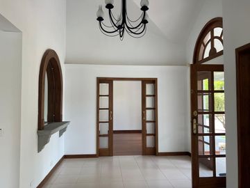 Casa en venta Cumbaya 4 habitaciones 2000m2 de terreno