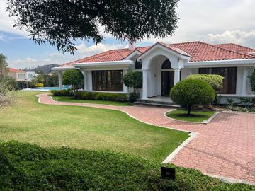 Casa en venta Cumbaya 4 habitaciones 2000m2 de terreno