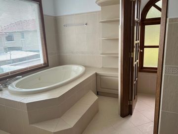 Casa en venta Cumbaya 4 habitaciones 2000m2 de terreno