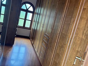 Casa en venta Cumbaya 4 habitaciones 2000m2 de terreno