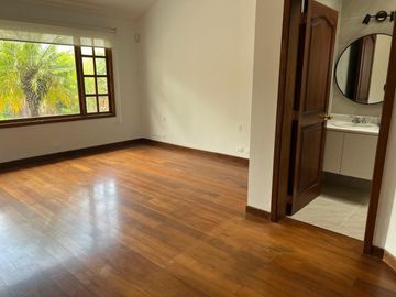 Casa en venta Cumbaya 4 habitaciones 2000m2 de terreno