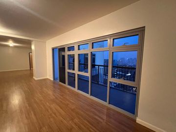 FOR SALE: Park Triangle Residences - 3 Bedroom Penthouse unit, 232Sqm., 2 Parking Slots, BGC