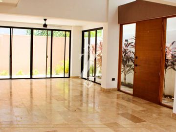 INCREÍBLE CASA EN RESIDENCIAL AQUA CON DISEÑO CONTEMPORANEO