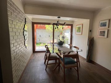 MARAVILLOSA CASA EN PASAJE CERRADO PRINCIPE DE GALES / RAMON LAVAL, A MINUTOS METRO PRINCIPE DE GALES