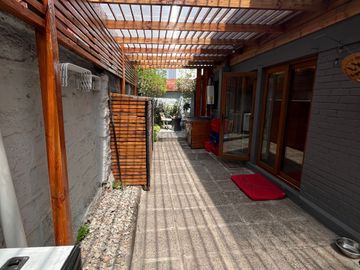 MARAVILLOSA CASA EN PASAJE CERRADO PRINCIPE DE GALES / RAMON LAVAL, A MINUTOS METRO PRINCIPE DE GALES