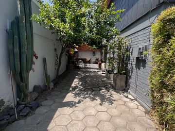 MARAVILLOSA CASA EN PASAJE CERRADO PRINCIPE DE GALES / RAMON LAVAL, A MINUTOS METRO PRINCIPE DE GALES